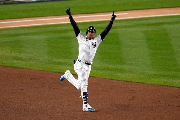 Juan Soto van de New York Yankees viert feest nadat hij een homerun heeft geslagen tegen de Cleveland Guardians tijdens de derde inning in Game 1 van de honkbal AL Championship Series op maandag 14 oktober 2024 in New York. (AP-foto/Seth Wenig)