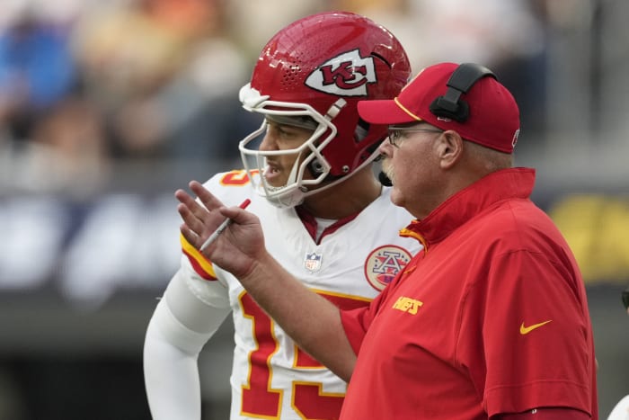Kansas City Chiefs quarterback Patrick Mahomes, links, praat met hoofdcoach Andy Reid tijdens de tweede helft van een NFL-voetbalwedstrijd tegen de Los Angeles Chargers op zondag 29 september 2024 in Inglewood, Californië. (AP Photo/Ashley Landis)
