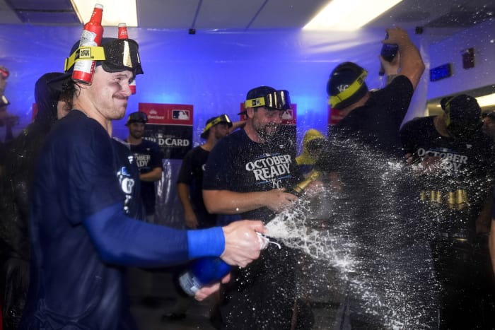 Kansas City Royals korte stop Bobby Witt Jr. viert feest met teamgenoten na het met 2-1 verslaan van de Baltimore Orioles in Game 2 van een AL Wild Card Series-honkbalwedstrijd, woensdag 2 oktober 2024 in Baltimore. (AP-foto/Stephanie Scarbrough)