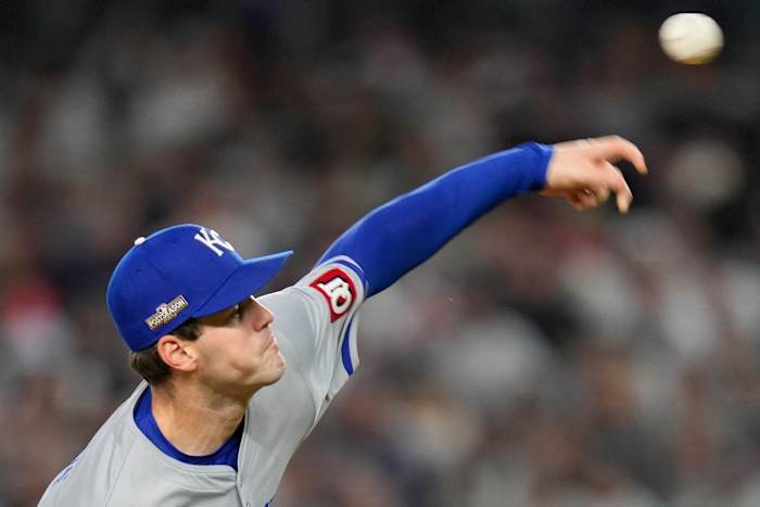 Kansas City Royals-werper Cole Ragans levert tegen de New York Yankees tijdens de eerste inning van Game 2 van de American League baseball playoff-serie, maandag 7 oktober 2024, in New York. (AP-foto/Seth Wenig)