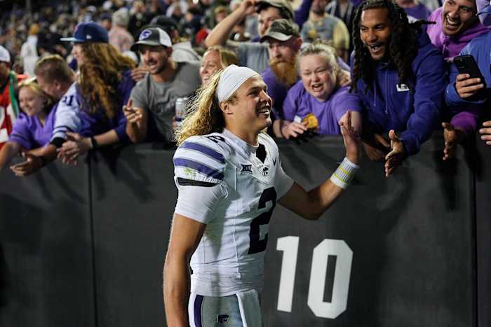 Kansas State quarterback Avery Johnson wordt gefeliciteerd na een NCAA universiteitsvoetbalwedstrijd tegen Colorado op zaterdag 12 oktober 2024 in Boulder, Colorado. (AP Photo/David Zalubowski)
