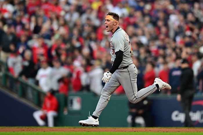 Kerry Carpenter van Detroit Tigers viert feest terwijl hij de honken runt met een homerun van drie runs in de negende inning tijdens Game 2 van de honkbal AL Division Series tegen de Cleveland Guardians, maandag 7 oktober 2024, in Cleveland. (AP-foto/David Dermer)
