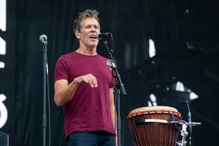 Kevin Bacon van The Bacon Brothers treedt op tijdens het Bourbon and Beyond muziekfestival op zondag 22 september 2024 in het Kentucky Exposition Center in Louisville, Ky. (Foto door Amy Harris/Invision/AP)