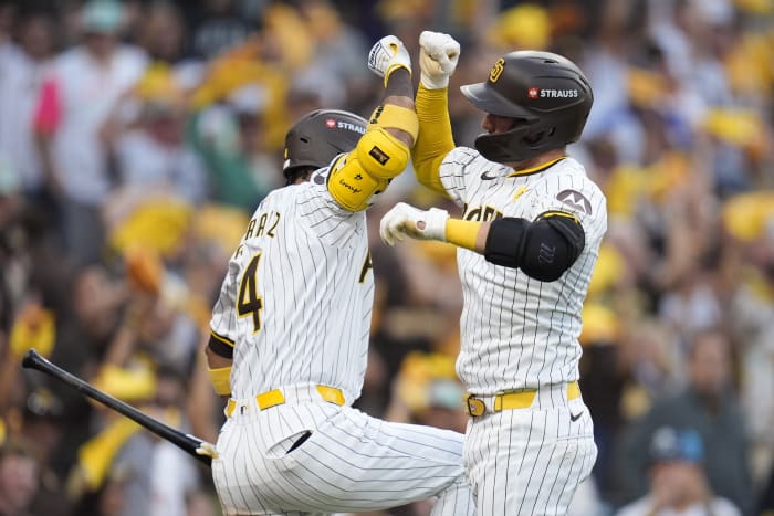 Kyle Higashioka van San Diego Padres, rechts, viert zijn solo-homerun met Luis Arraez tijdens de tweede inning in Game 2 van een honkbalwedstrijd uit de NL Wild Card Series tegen de Atlanta Braves, woensdag 2 oktober 2024, in San Diego. (AP-foto/Gregory Bull)