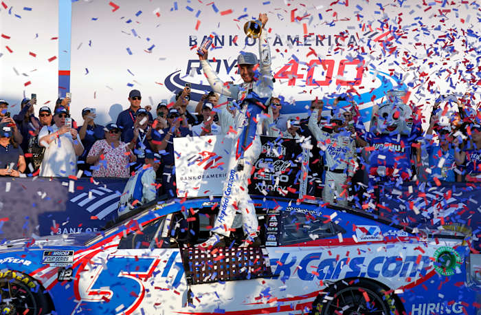 Kyle Larson, midden, viert feest in Victory Lane na het winnen van een NASCAR Cup Series-autorace op Charlotte Motor Speedway in Concord, NC, zondag 13 oktober 2024. (AP Photo/Chuck Burton)