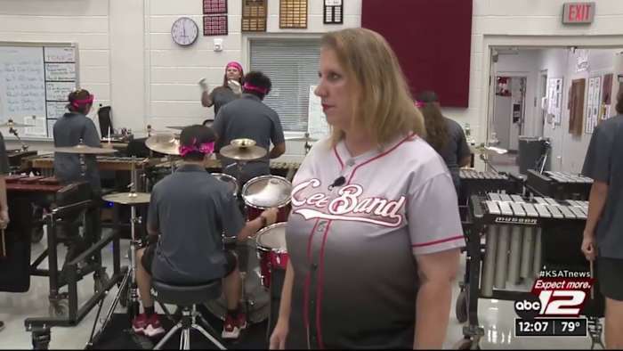 LEE High School associate band director kankervrij nadat in 2020 de diagnose borstkanker werd gesteld