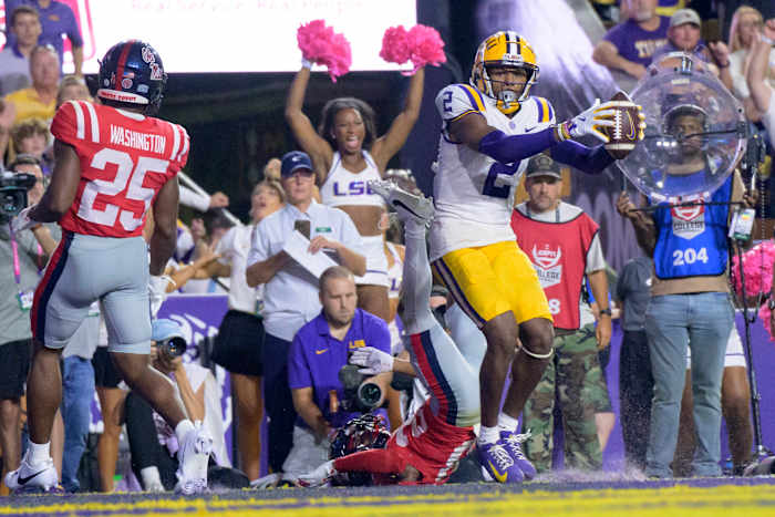 LSU wide receiver Kyren Lacy (2) pakt de winnende touchdown in de verlenging tegen Mississippi-veiligheid Jadon Canady (28) in een NCAA college football-wedstrijd in Baton Rouge, La., zaterdag 12 oktober 2024. (AP Photo/Matthew Hinton)