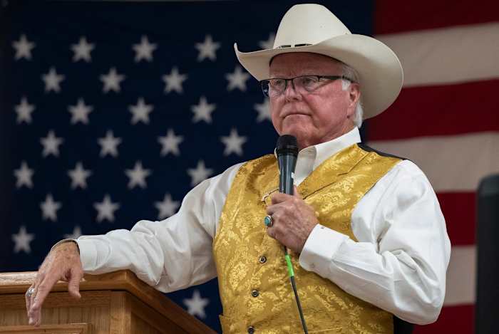Landbouwcommissaris Sid Miller van Texas spreekt tijdens een "Maak Amerika weer groot" rally op donderdag 1 augustus 2024 in Caldwell.