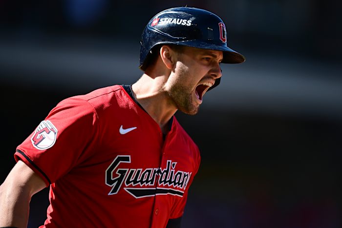 Lane Thomas van Cleveland Guardians schreeuwt terwijl hij de honken beheert nadat hij een homerun heeft geslagen in de eerste inning tijdens Game 1 van de honkbal AL Division Series tegen de Detroit Tigers, zaterdag 5 oktober 2024, in Cleveland. (AP-foto/David Dermer)