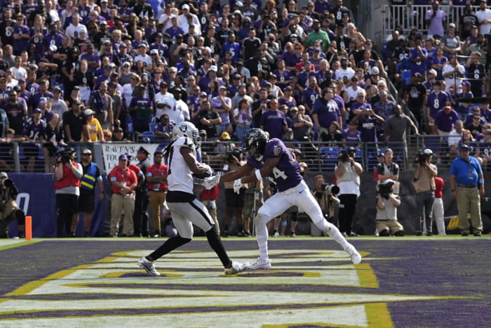 Las Vegas Raiders brede ontvanger Davante Adams, links, vangt een touchdown pass tegen Baltimore Ravens cornerback Marlon Humphrey (44) tijdens de tweede helft van een NFL-voetbalwedstrijd, zondag 15 september 2024, in Baltimore. (AP-foto/Stephanie Scarbrough)