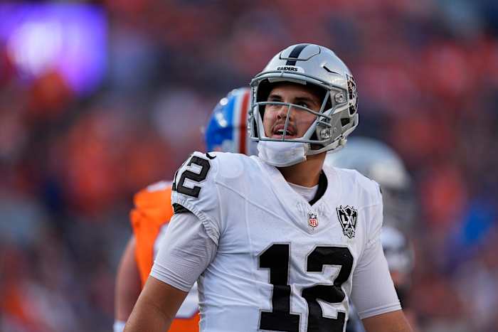 Las Vegas Raiders quarterback Aidan O'Connell kijkt naar het scorebord nadat hij een onvolledige pass heeft gegeven in de tweede helft van een NFL-voetbalwedstrijd tegen de Denver Broncos op zondag 6 oktober 2024 in Denver. (AP-foto/David Zalubowski)