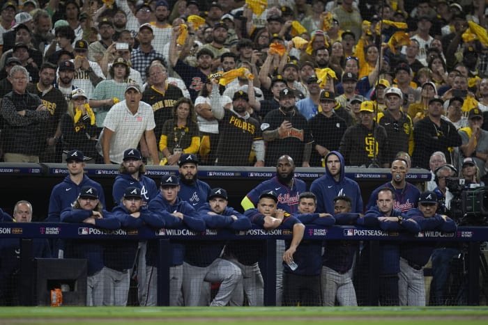 Leden van de Atlanta Braves kijken vanuit de dug-out toe tijdens de negende inning in Game 2 van een honkbalwedstrijd uit de NL Wild Card Series tegen de San Diego Padres, woensdag 2 oktober 2024, in San Diego. (AP-foto/Gregory Bull)