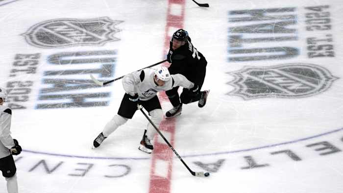 Leden van het ontwikkelingskamp van de Utah Hockey Club skaten tijdens hun scrimmage in het Delta Center, vrijdag 5 juli 2024, in Salt Lake City. (AP Foto/Rick Bowmer, Bestand)