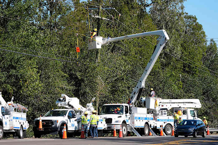 Lijnwachters van Pike Corporation uit North Carolina repareren elektriciteit die is beschadigd door orkaan Milton op maandag 14 oktober 2024 in Lithia, Florida. (AP Photo/Chris O'Meara)