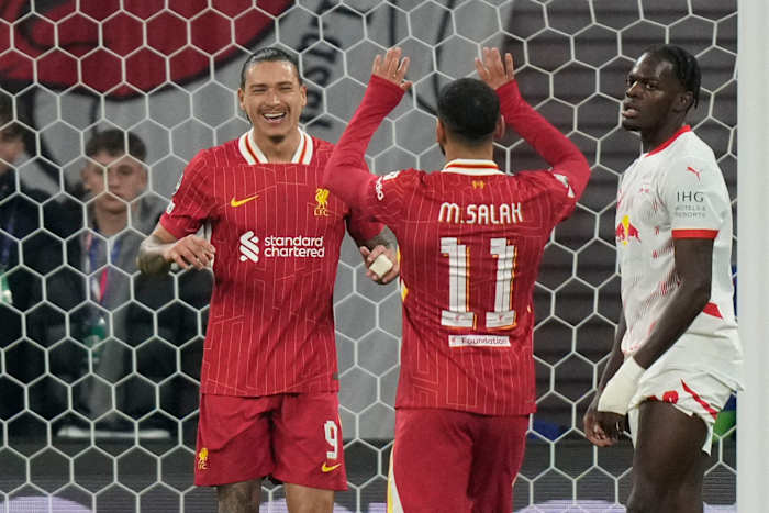 Liverpool-speler Darwin Nunez, links, viert feest met Liverpool-speler Mohamed Salah na het scoren van de openingstreffer tijdens de openingsfase van de Champions League-voetbalwedstrijd tussen RB Leipzig en Liverpool in de RB Arena in Leipzig, Duitsland, woensdag 23 oktober 2024. (AP Photo/ Matthias Schrader)