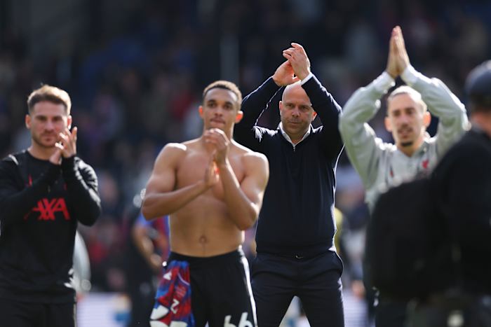 Liverpools manager Arne Slot, midden rechts, viert feest met spelers na de Engelse Premier League-voetbalwedstrijd tussen Crystal Palace en Liverpool in Selhurst Park in Londen, zaterdag 5 oktober 2024. (AP Photo/Ian Walton)