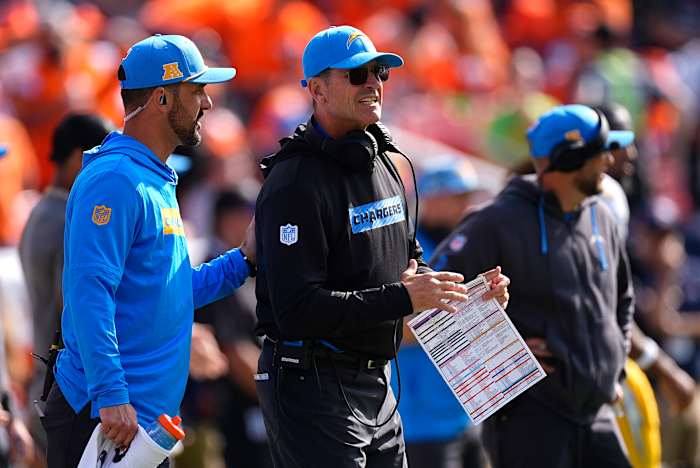Los Angeles Chargers-hoofdcoach Jim Harbaugh, midden, staat aan de zijlijn tijdens de eerste helft van een NFL-voetbalwedstrijd tegen de Denver Broncos, zondag 13 oktober 2024, in Denver. (AP-foto/David Zalubowski)