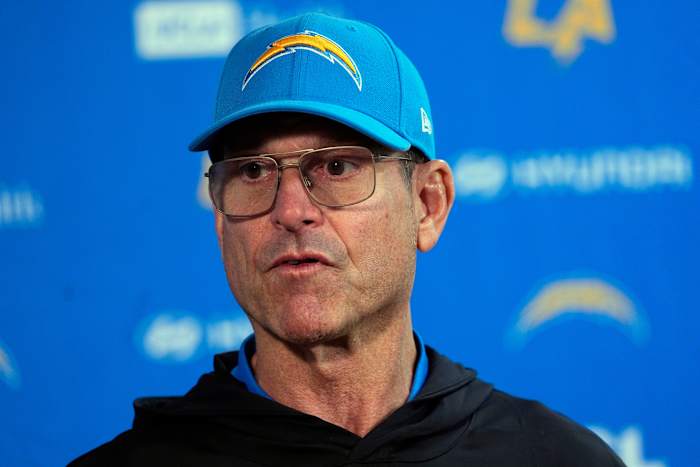 Los Angeles Chargers-hoofdcoach Jim Harbaugh reageert op een vraag tijdens een persconferentie na het verslaan van de Denver Broncos in een NFL-voetbalwedstrijd op zondag 13 oktober 2024 in Denver. (AP-foto/David Zalubowski)