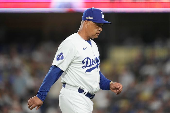 Los Angeles Dodgers-manager Dave Roberts loopt terug naar de dugout na een werperswissel te hebben gemaakt tijdens de zevende inning in Game 2 van een honkbal NL Division Series tegen de San Diego Padres, zondag 6 oktober 2024, in Los Angeles. (AP-foto/Ashley Landis)