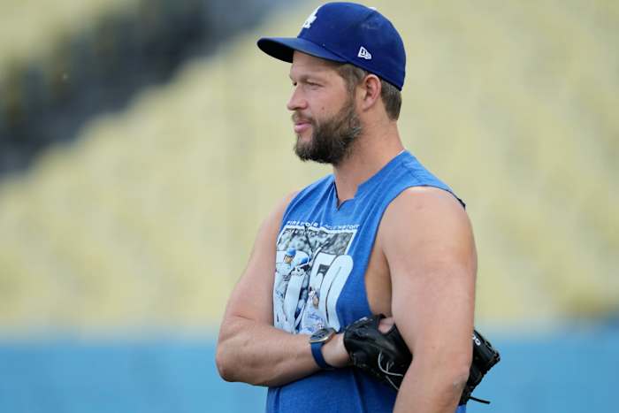 Los Angeles Dodgers-werper Clayton Kershaw staat op het veld tijdens de training ter voorbereiding op Game 1 van een honkbal NL Division Series tegen de San Diego Padres in Los Angeles, vrijdag 4 oktober 2024. (AP Photo/Ashley Landis)