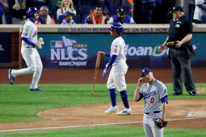Los Angeles Dodgers-werper Jack Flaherty reageert tijdens de derde inning in Game 5 van een honkbal NL Championship Series tegen de New York Mets, vrijdag 18 oktober 2024, in New York. (AP Foto/Adam Honger)