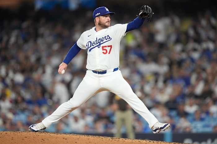 Los Angeles Dodgers-werper Ryan Brasier gooit naar een San Diego Padres-slagman tijdens de achtste inning in Game 2 van een honkbal NL Division Series, zondag 6 oktober 2024, in Los Angeles. (AP-foto/Ashley Landis)