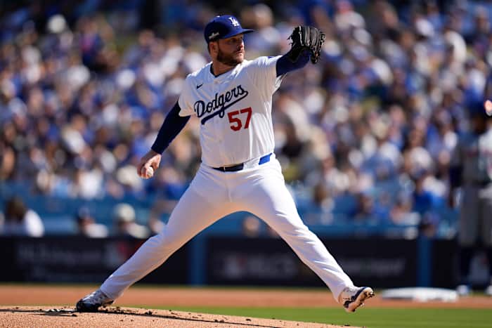 Los Angeles Dodgers-werper Ryan Brasier gooit tegen de New York Mets tijdens de eerste inning in Game 2 van een honkbal NL Championship Series, maandag 14 oktober 2024, in Los Angeles. (AP-foto/Gregory Bull)