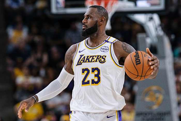 Los Angeles Lakers-aanvaller LeBron James (23) dribbelt de bal tijdens de eerste helft van een NBA-basketbalwedstrijd van het voorseizoen tegen de Phoenix Suns, zondag 6 oktober 2024, in Palm Desert, Californië. (AP Photo/William Liang)