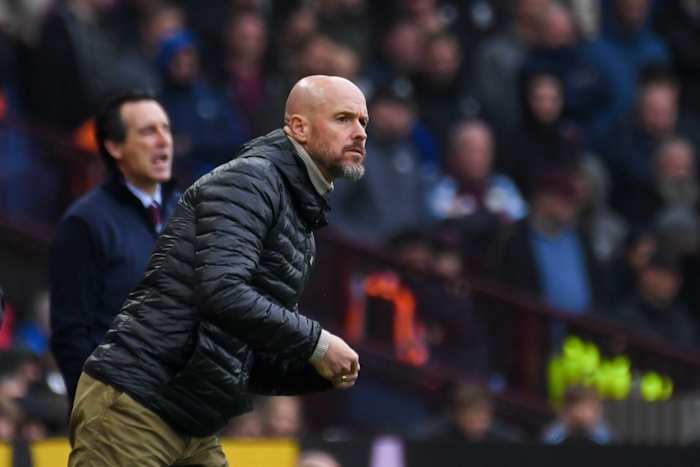 Manchester United's hoofdcoach Erik ten Hag, vooraan, en Aston Villa's hoofdcoach Unai Emery reageren tijdens de Engelse Premier League-voetbalwedstrijd tussen Aston Villa en Manchester United, in Villa Park in Birmingham, Engeland, zondag 6 oktober 2024. (AP Foto/Rui Vieira)