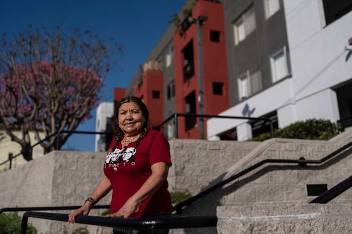 Marina Maalouf, een oude inwoner van Hillside Villa die deelnam aan protesten nadat de huurprijzen in 2019 waren verdubbeld, staat op woensdag 18 september 2024 voor een foto buiten haar appartementencomplex in Los Angeles. (AP Photo/Jae C. Hong)