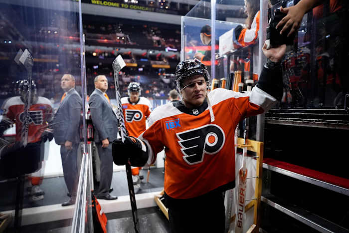 Matvei Michkov van Philadelphia Flyers loopt van het ijs na een warming-up voor een NHL-hockeywedstrijd van het voorseizoen tegen de New York Islanders, donderdag 26 september 2024, in Philadelphia. (AP Foto/Matt Slocum)