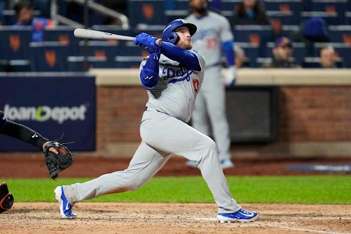 Max Muncy van Los Angeles Dodgers kijkt naar zijn homerun tegen de New York Mets tijdens de negende inning in Game 3 van een honkbal NL Championship Series, woensdag 16 oktober 2024, in New York. (AP-foto/Ashley Landis)