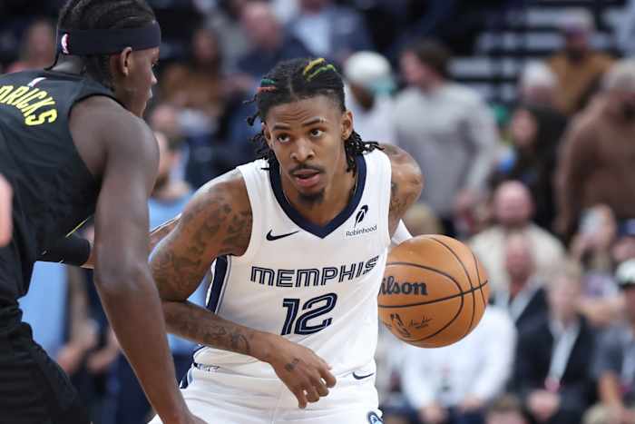 Memphis Grizzlies-bewaker Ja Morant (12) houdt de bal vast tegen de Utah Jazz tijdens de eerste helft van een NBA-basketbalwedstrijd, woensdag 23 oktober 2024, in Salt Lake City. (AP Foto/Rob Gray)