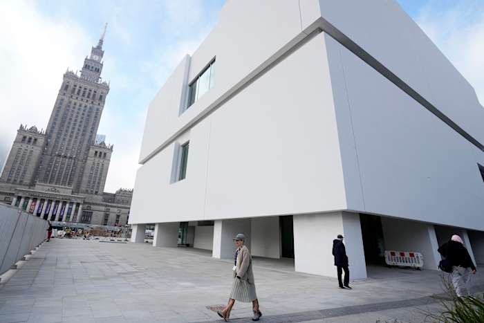Mensen lopen rond het Museum voor Moderne Kunst in Warschau, Polen, op donderdag 24 oktober 2024. (AP Photo/Czarek Sokolowski)