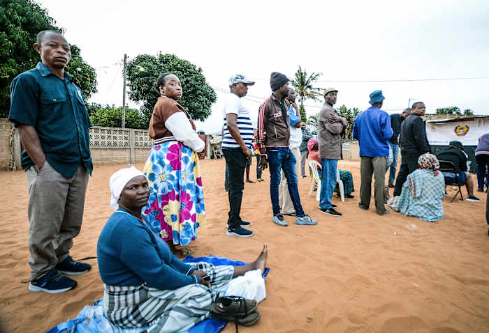 Mensen staan ​​in de rij om hun stem uit te brengen tijdens de algemene verkiezingen in Maputo, Mozambique, woensdag 9 oktober 2024. (AP Photo/Carlos Equeio)