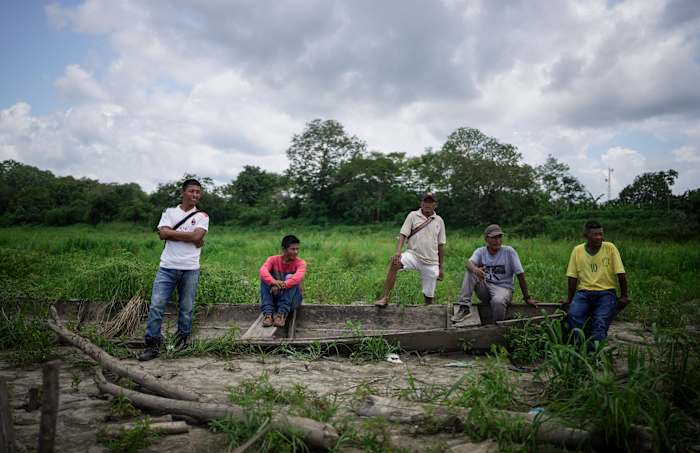 Mensen uit de inheemse gemeenschap van Tikuna wachten op hulp van een non-profitorganisatie te midden van een droogte aan de Amazone-rivier in Loma Linda, nabij Leticia, Colombia, zondag 20 oktober 2024. (AP Photo/Ivan Valencia)