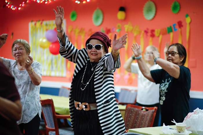 Mensen wonen een Zumba-oefenles bij in het Sunshine Adult Day Centre in Bergenfield, NJ, maandag 26 augustus 2024. (AP Photo/Kena Betancur)