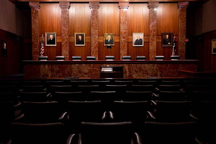 Met abortus als onderwerp in de spotlights willen drie Democraten in november drie Republikeinse zittende leden van het Hooggerechtshof van Texas ontslaan.