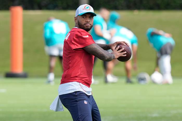 Miami Dolphins quarterback Tua Tagovailoa (1) richt de bal tijdens een oefensessie op de trainingsfaciliteit van het team, woensdag 23 oktober 2024, in Miami Gardens, Florida. (AP Photo/Marta Lavandier)