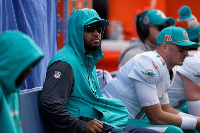 Miami Dolphins quarterback Tua Tagovailoa, midden, kijkt vanaf de zijlijn toe tijdens de eerste helft van een NFL-voetbalwedstrijd tegen de Seattle Seahawks, zondag 22 september 2024, in Seattle. (AP-foto/Stephen Brashear)
