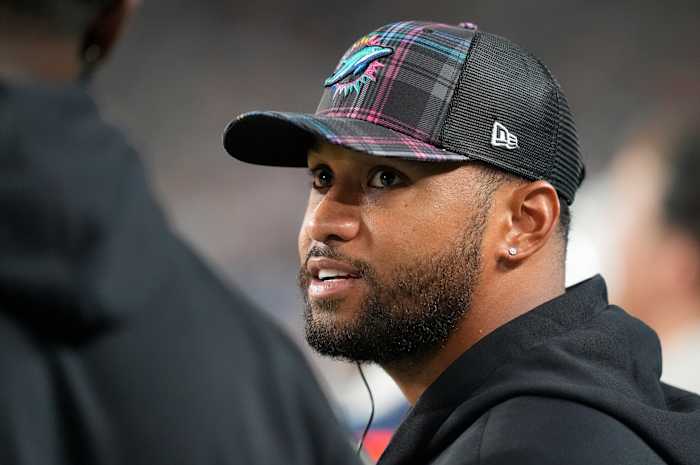 Miami Dolphins quarterback Tua Tagovailoa praat aan de zijlijn tijdens de tweede helft van een NFL-voetbalwedstrijd tegen de Tennessee Titans, maandag 30 september 2024, in Miami Gardens, Florida. (AP Photo/Rebecca Blackwell)
