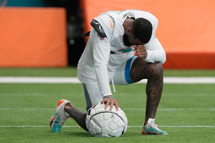 Miami Dolphins wide receiver Odell Beckham Jr. neemt even de tijd tijdens de training op de trainingsfaciliteit van het NFL-voetbalteam, donderdag 3 oktober 2024, in Miami Gardens, Florida. (AP Photo/Lynne Sladky)