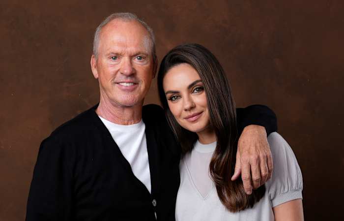 Michael Keaton, links, en Mila Kunis, castleden in de film "Goederich," samen poseren voor een portret, dinsdag 8 oktober 2024, in Los Angeles. (AP-foto/Chris Pizzello)