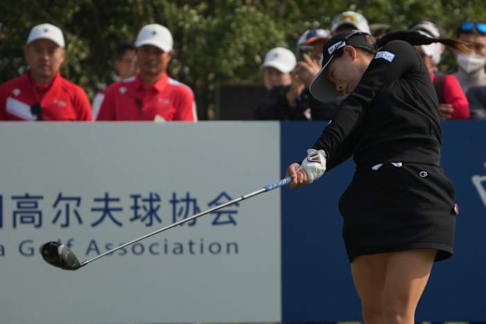Minami Katsu uit Japan slaat af op de eerste hole tijdens de eerste ronde van de Buick LPGA Shanghai op de Shanghai Qizhong Garden Golf Club in Shanghai, China, donderdag 10 oktober 2024. (AP Photo/Achmad Ibrahim)
