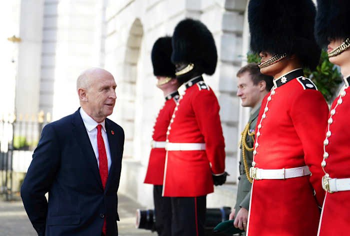 Minister van Defensie John Healey spreekt met leden van de Coldstream Guards voordat zijn Duitse tegenhanger Boris Pistorius arriveert om een ​​nieuwe Brits-Duitse defensieovereenkomst te ondertekenen in Trinity House in Londen, woensdag 23 oktober 2024. (Jordan Pettitt/PA via AP)