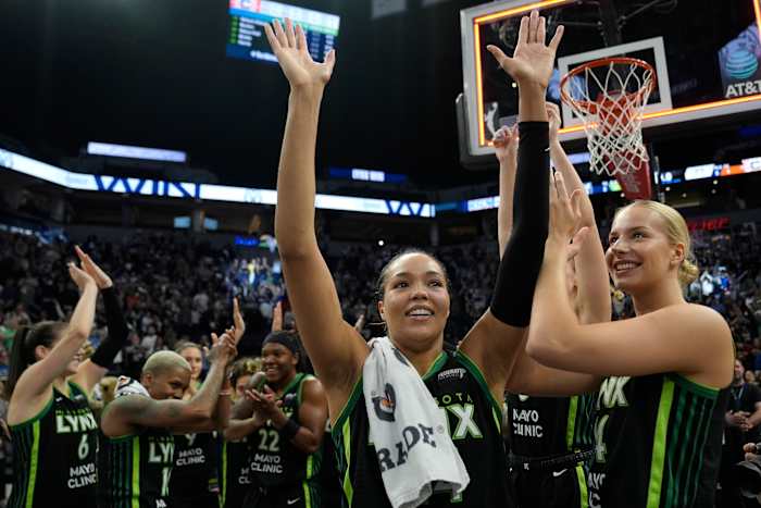 Minnesota Lynx-aanvaller Napheesa Collier, midden, viert feest met teamgenoten na de 88-77 overwinning tegen de Connecticut Sun van Game 5 van een WNBA basketbal halve finale, dinsdag 8 oktober 2024, in Minneapolis. (AP-foto/Abbie Parr)