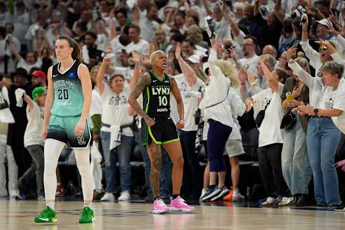 Minnesota Lynx-bewaker Courtney Williams (10) viert feest na een gemist schot door New York Liberty-bewaker Sabrina Ionescu (20) bij de zoemer tijdens de tweede helft van Game 4 van een WNBA basketbalfinale playoff-serie, vrijdag 18 oktober 2024, in Minneapolis. De Lynx wonnen met 82-80, waardoor een Game 5 in de serie werd afgedwongen. (AP-foto/Abbie Parr)