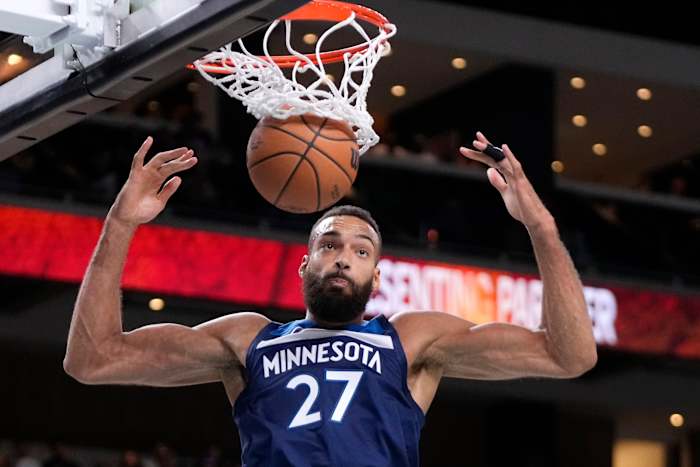 Minnesota Timberwolves-centrum Rudy Gobert dunkt tijdens de eerste helft van een NBA-basketbalwedstrijd van het voorseizoen tegen de Los Angeles Lakers, vrijdag 4 oktober 2024, in Palm Desert, Californië. (AP Photo/Mark J. Terrill)