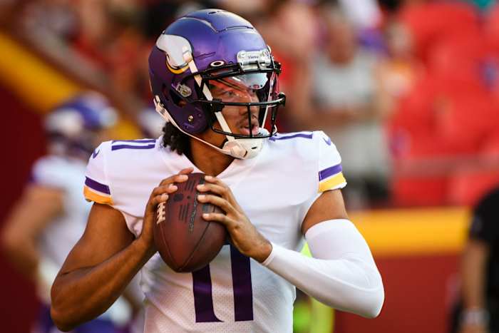 Minnesota Vikings quarterback Kellen Mond tijdens de warming-up voor een NFL-voetbalwedstrijd in het voorseizoen, vrijdag 27 augustus 2021 in Kansas City, Missouri (AP Photo/Reed Hoffmann)