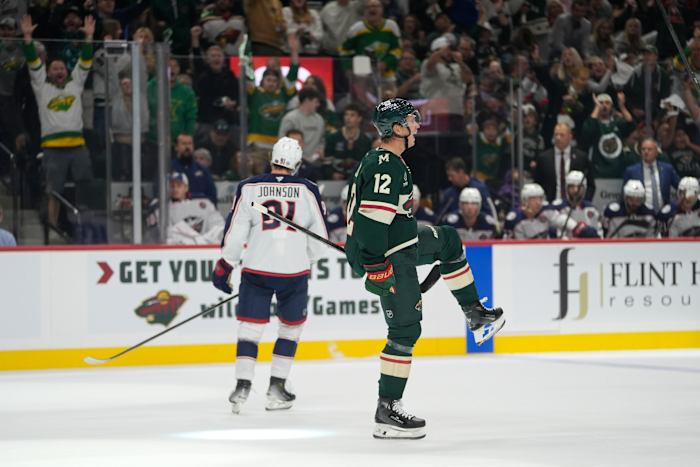 Minnesota Wild linkervleugel Matt Boldy (12) viert feest na het scoren tijdens de eerste periode van een NHL-hockeywedstrijd tegen de Columbus Blue Jackets, donderdag 10 oktober 2024, in St. Paul, Minnesota. (AP Photo/Abbie Parr)
